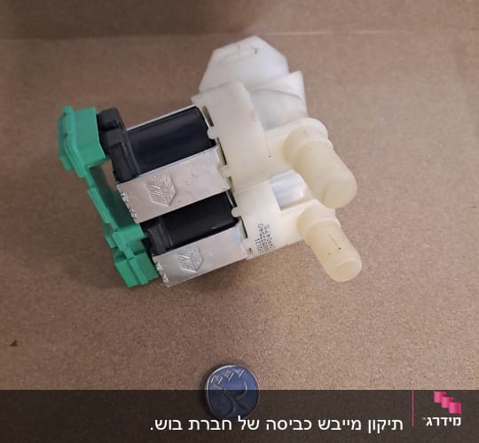 שסתום פלסטיק עם חיבורים ירוקים ושחור